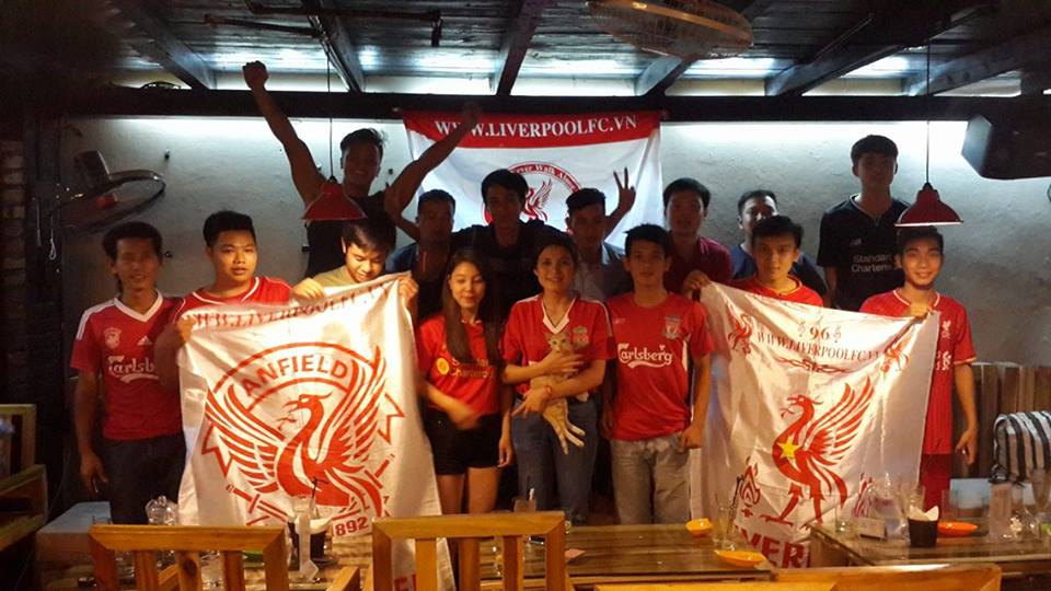 Liverpool Fan Club chụp ảnh tại NOC Coffee