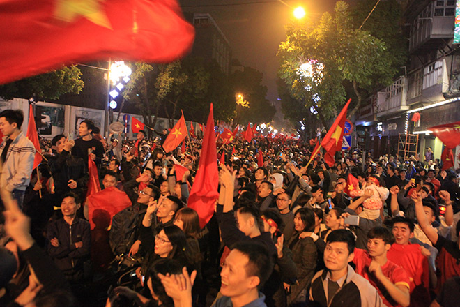 1516514448 998 nguoi dan do ra duong ban co non bang ron sau khi tuyen viet nam vao ban ket a 1516514170 width660height440