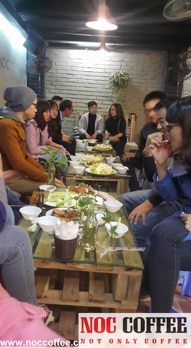 khach hang chup anh hop nhom tai quan cafe
