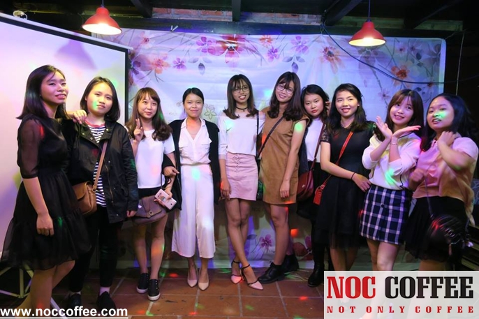 Quán cafe có sân khấu tổ chức offline