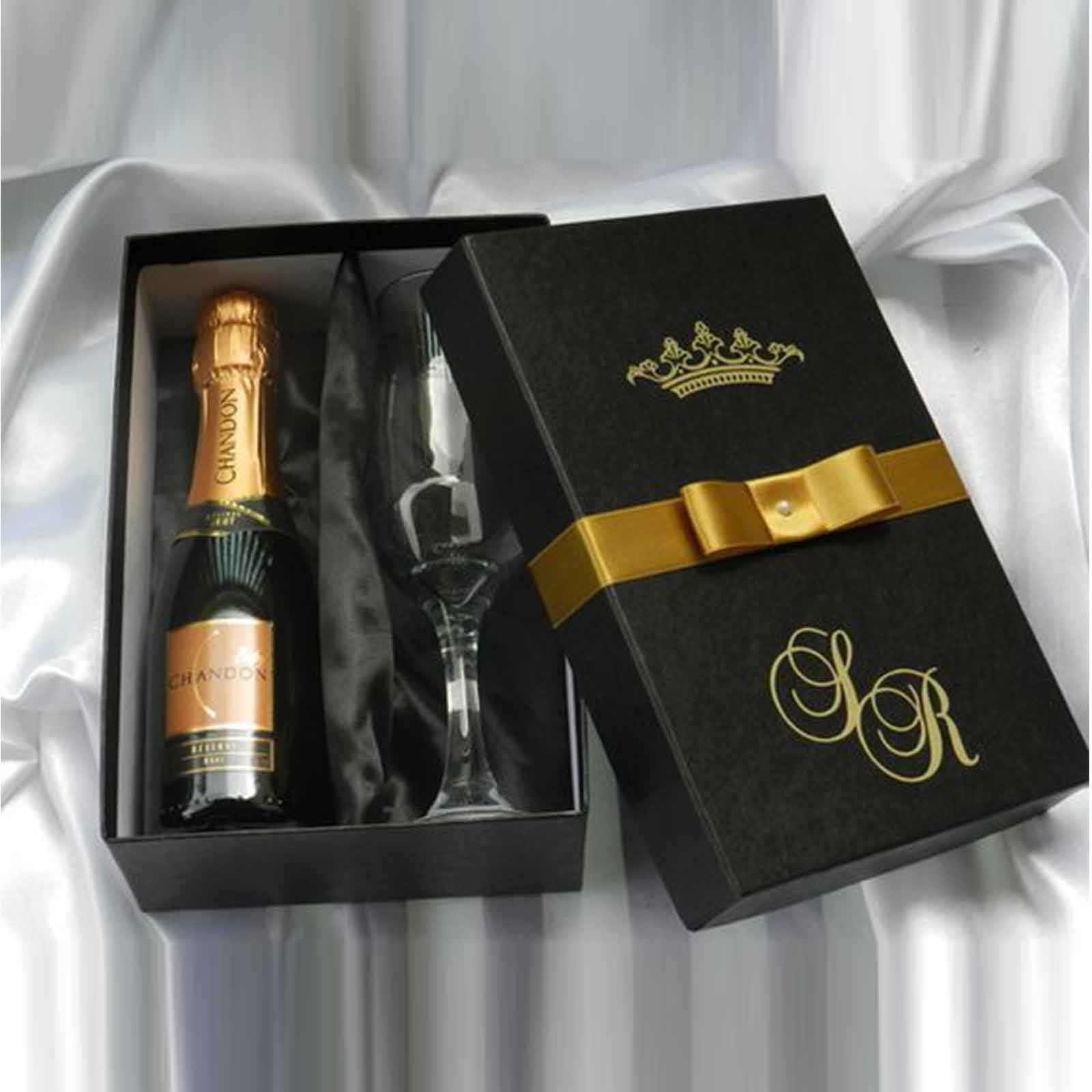 Rượu vang kèm hộp