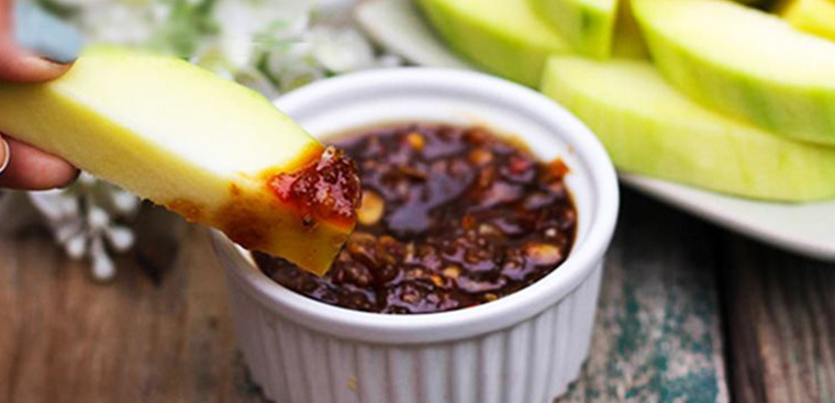 Pha mắm ruốc Huế chấm xoài