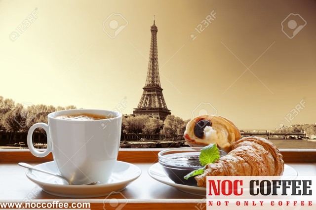 36866378-Coffee-with-croissants-against-famous-Eiffel-Tower-in-Paris-France-Stock-Photo.jpg