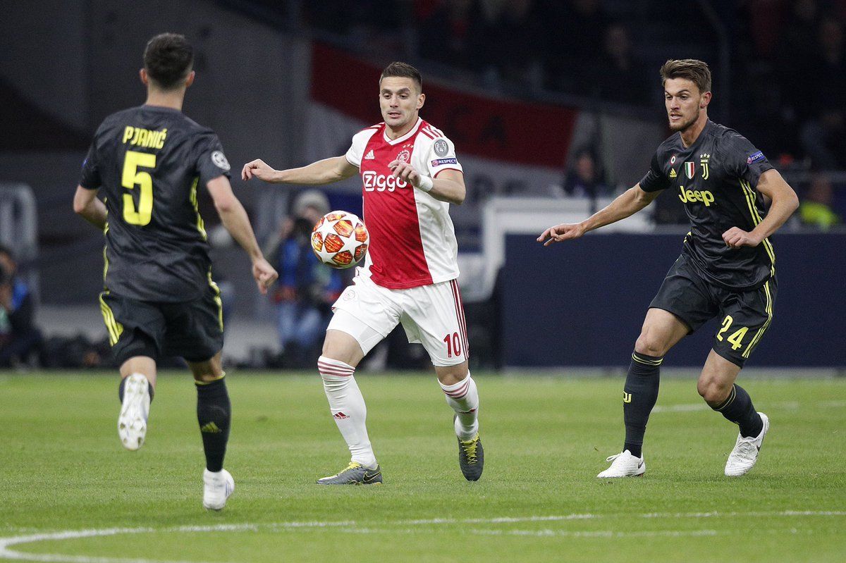 Ronaldo no sung giup Juventus gianh loi the truoc chu nha Ajax 1