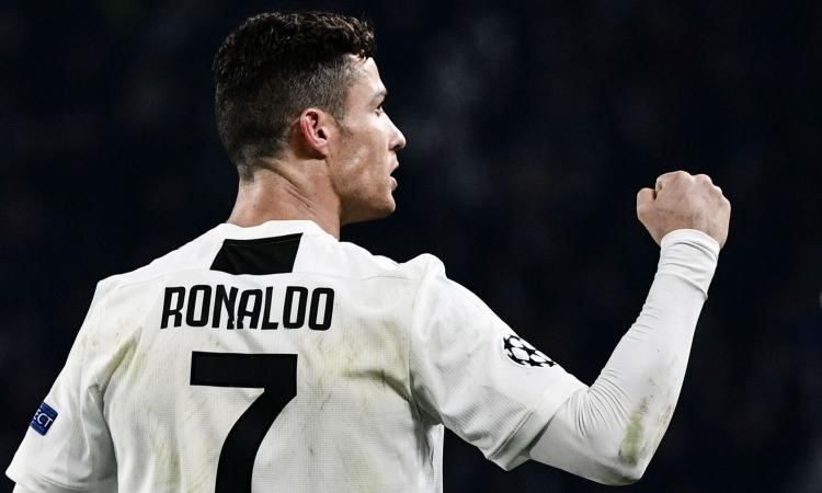 Ronaldo trở thành siêu sao vĩ đại nhất 