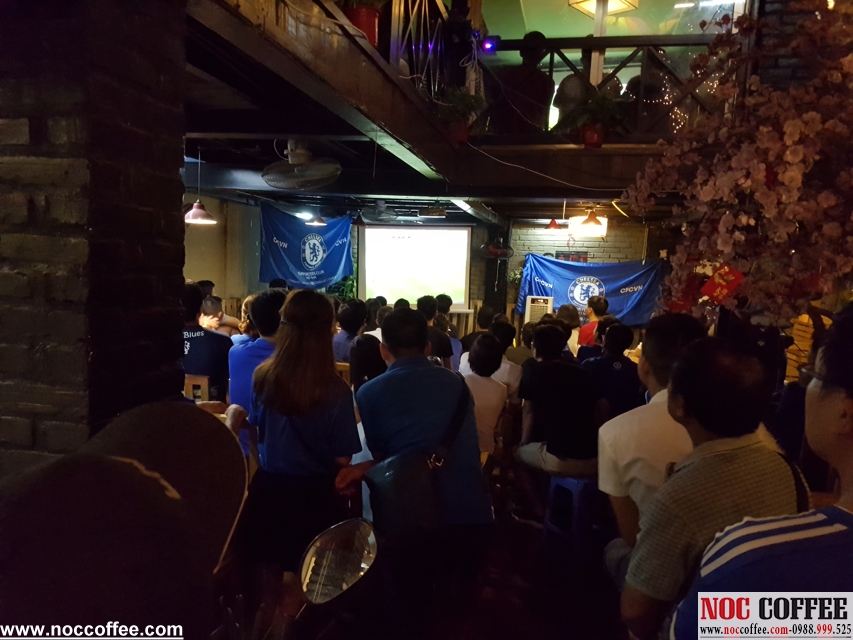 quán cafe rộng nhiều màn hình