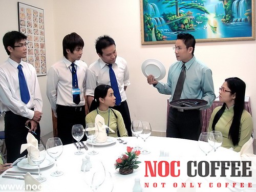 quy-trinh-phuc-vu-ban-quan-cafe-nha-hang.jpg